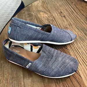 Women’s size 8 TOMS. Great condition.